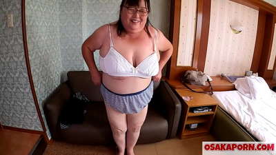 Дебелата јапонска мајка ги покажува огромните цицки и ужива во секс играчка. 51-годишна мајка од Азија зборува за своето сексуално искуство. Јукико 1 ОСАКАПОРН масни милф